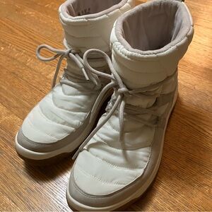 Women’s Ryka Size 8M Highlight White Snow Boots Ski Bunny